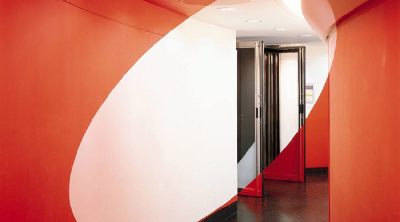 Felice Varini - “Ellipse vide rouge” - 1996 - Peinture acrylique 10m - Collection Société Générale