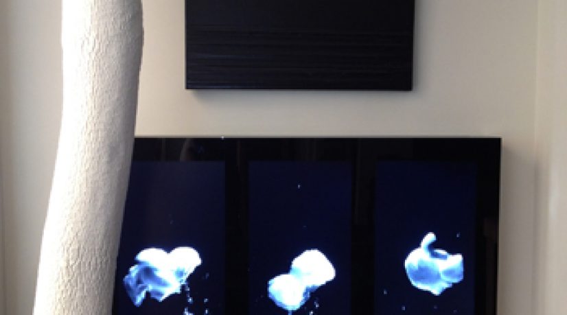 Vue de l’appartement de Denis Salama avec des oeuvres de Pierre Soulages, Didier Marcel et Loris Gréaud