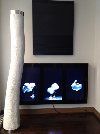 Vue de l’appartement de Denis Salama avec des oeuvres de Pierre Soulages, Didier Marcel et Loris Gréaud