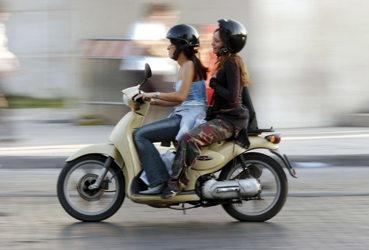 Deux femmes en scooter 