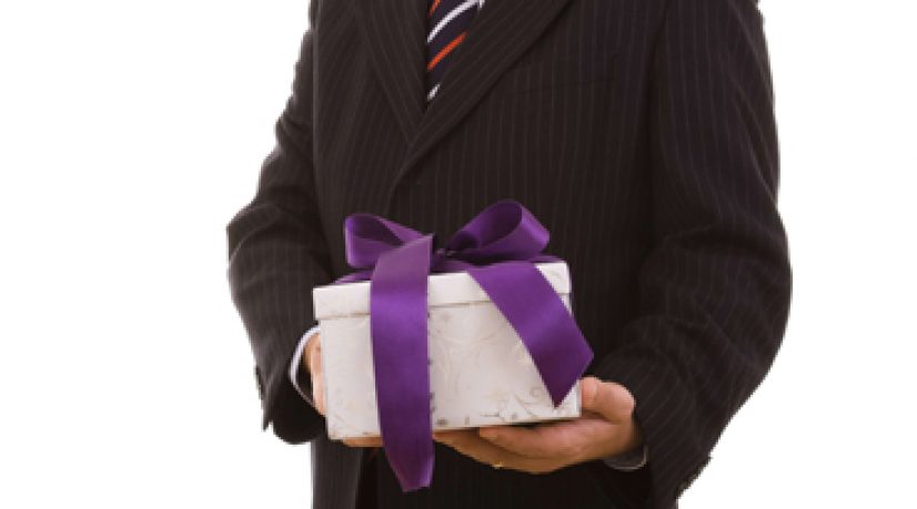 Un homme avec un cadeau