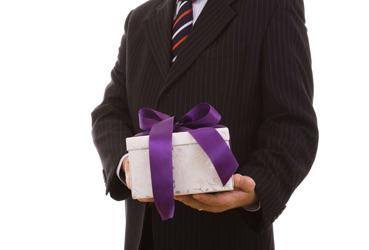 Un homme avec un cadeau