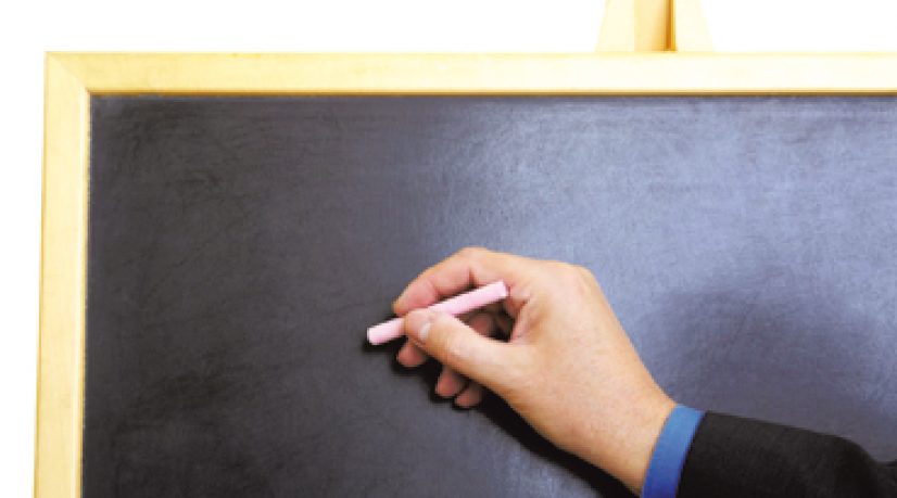 Un tableau avec une personne qui écrit à la craie
