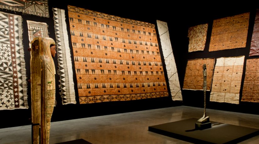 Vue de l’exposition “Théâtre du monde” - Sarcophage de Itnedjes - Egypte - époque saïte - 780-525 avant J.-C. Paris - musée du Louvre - département des Antiquités égyptiennes ; Alberto Giacometti, Grande figure (Femme Leoni), 1947.