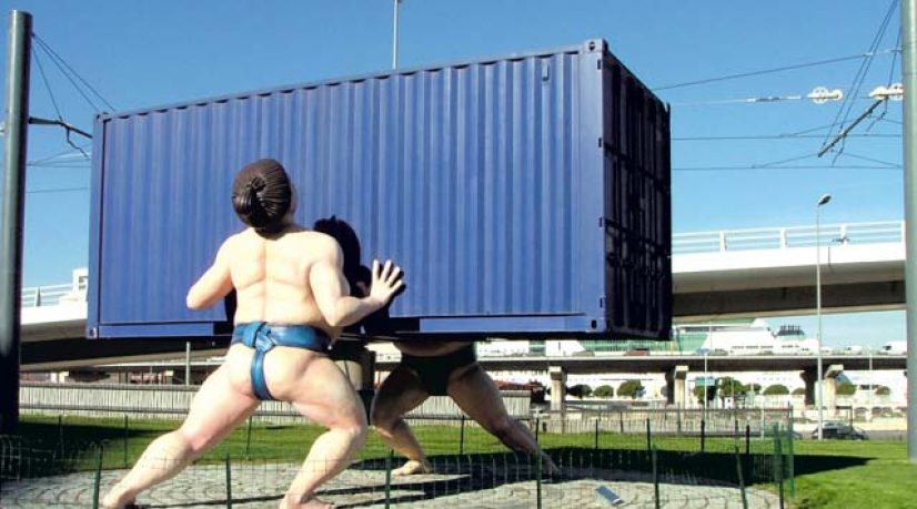 Deux sumos, un container