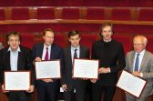 Les lauréats avec leurs diplômes