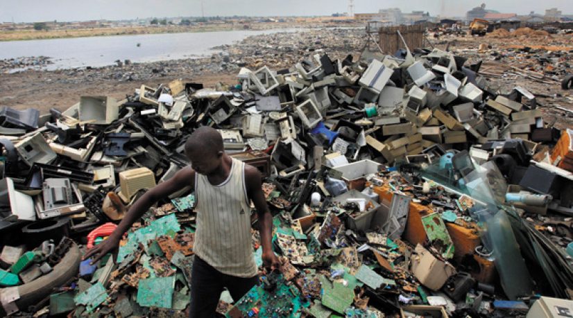 une des plus grandes décharges de déchets du monde à Accra au Ghana