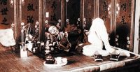 La drogue (opium) est un vieux problème en Chine, à peu près résolu après 1949 et l'arrivée des communistes
