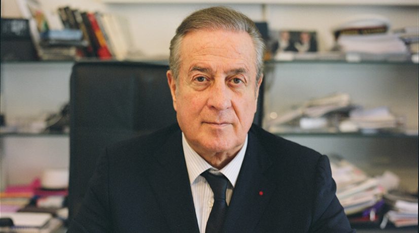 Charles Villeneuve, l’ancien présentateur du « Droit de savoir », co-actionnaire de Valeurs Actuelles, tire différentes ficelles qui font parfois des nœuds.