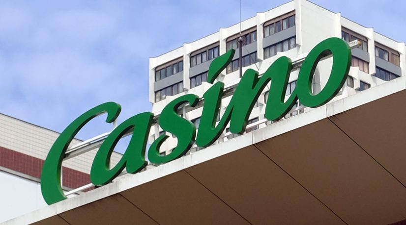 La décision du groupe Casino d’ouvrir son hypermarché d’Angers le dimanche après-midi relance le débat sur le travail dominical et la taxation des robots.