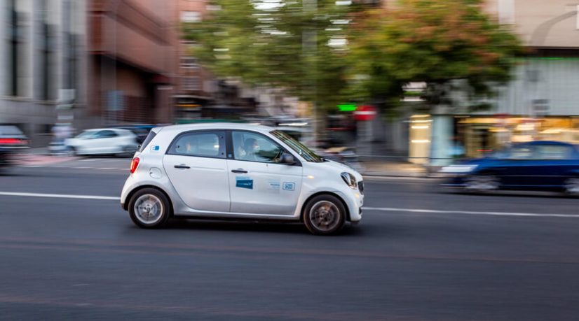 La voiture électrique lève les freins