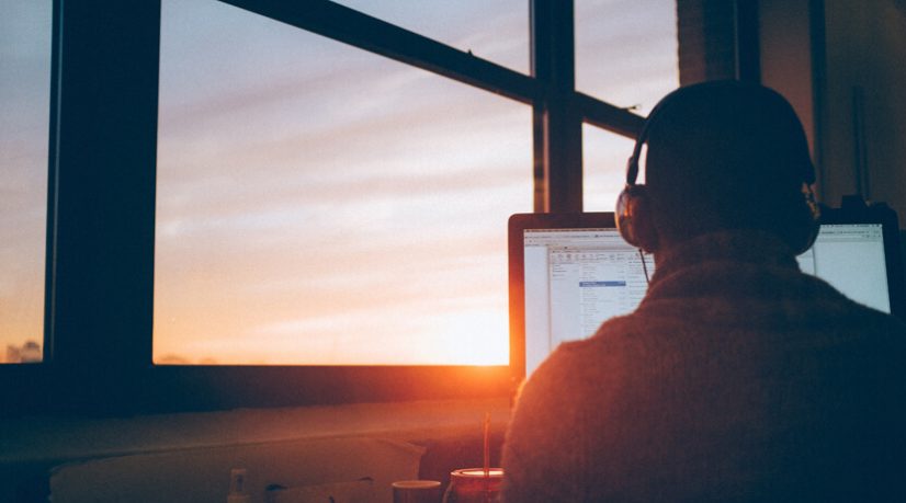 Les travailleurs à distance travaillent plus, mais pas mieux