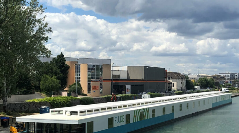 Petits colis et palettes livrés en bateau-entrepôt et vélos-cargos