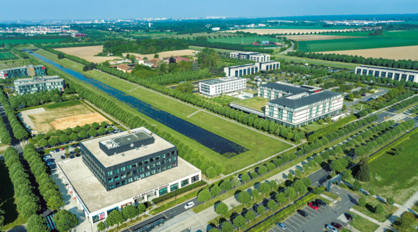 Le Carré Sénart comprend le canal bordé de promenades arborées. Cela explique que les visiteurs viennent aussi pour se promener et pique-niquer.