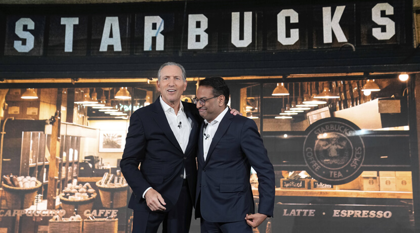 Howard Schultz, à gauche, et le nouveau PDG Laxman Narasimhan