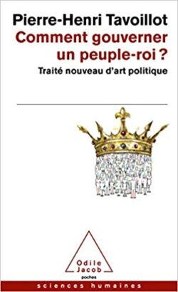 « Sommes-nous entrés dans l’ère du déclin démocratique, voire dans un âge postdémocratique ? Admettons au moins l’existence d’une triple déception : la démocratie libérale souffre d’une terrible crise de la représentation, d’une grave impuissance publique et d’un profond déficit de sens. Autrement dit, elle aurait perdu, en cours de route, à la fois le peuple qui la fonde, le gouvernement qui la maintient et l’horizon qui la guide. » P.-H. T. Pour Pierre-Henri Tavoillot, ce que nous avions pris pour un progrès acquis – la démocratie – se révèle en réalité un vertigineux chantier. Ce livre, qui renoue avec la tradition oubliée des traités d’art politique, nous invite à réfléchir à ce qui fait le secret de l’obéissance volontaire. Car, en démocratie, l’art de gouverner est surtout un art d’être gouverné. Comment l’envisager aujourd’hui ? Entre le cauchemar de l’impuissance publique et le spectre de l’autoritarisme, comment réconcilier la liberté du peuple et l’efficacité du pouvoir ?