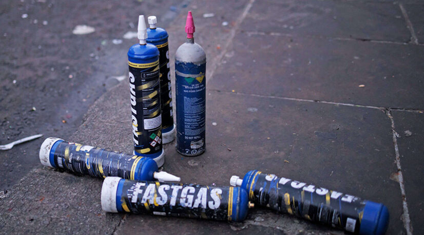 À Paris, la consommation de gaz hilarant par les mineurs bientôt hors-la-loi