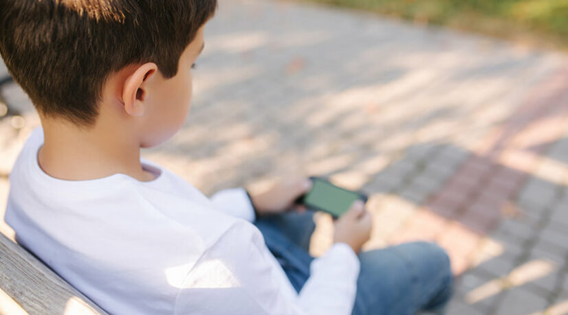 Seine-Port veut interdire les smartphones dans la rue pour protéger les enfants