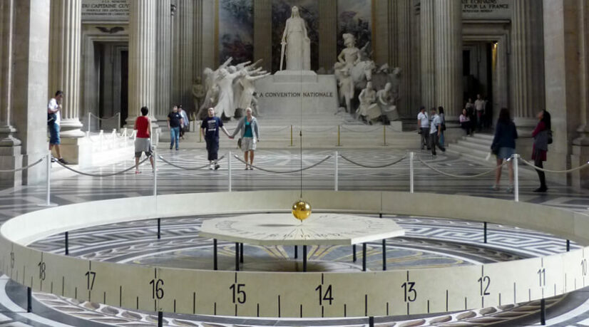 Ce jour-là, les oscillations du pendule de Foucault suspendu à la coupole du Panthéon montrent la rotation de notre planète