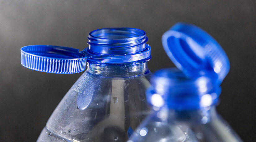 Les bouchons attachés aux bouteilles, irritants mais salutaires